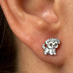 Como quedan puestos en la oreja los pendientes perro para niña dormilonas en plata rosca de seguridad, esmaltados a mano en España