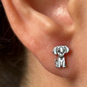 Como quedan puestos en oreja los pendientes perro blanco para niña dormilonas en plata hipoalergenicas, rosca de seguridad, esmaltado a mano en España