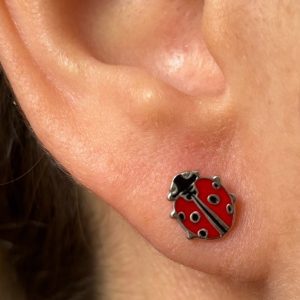 Como quedan puestos oreja pendientes mariquita para bebé niña dormilonas plata hipoalergenica, rosca de seguridad, esmaltado a mano en España regalos originales
